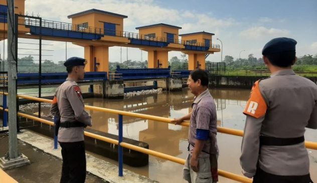Tingginya Curah Hujan, Sat Brimob Polda Jabar Pantau Debit Air di Bendungan Copong