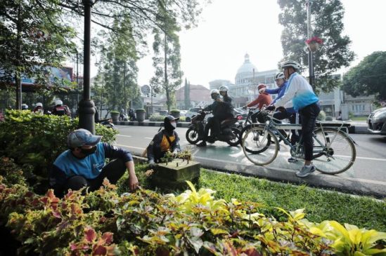Ema Sumarna Ajak Warga Pelihara Taman dan Fasilitas Publik
