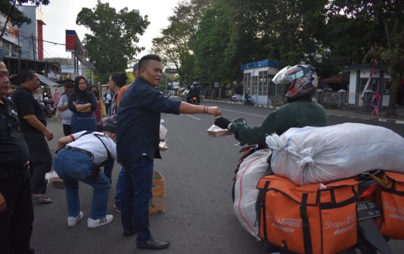 Tak Henti, PWI dan IKWI Kota Bandung Bagikan Takjil Gratis