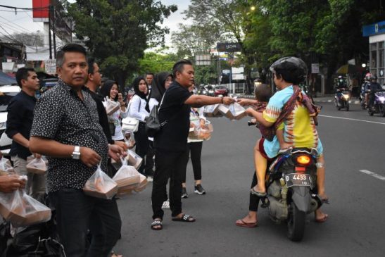 Jelang Akhir Ramadan, PWI-IKWI Kota Bandung Konsisten Bagikan Ratusan Takjil