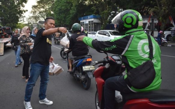Kali ke-4, PWI-IKWI Kota Bandung Bagikan Takjil Gratis