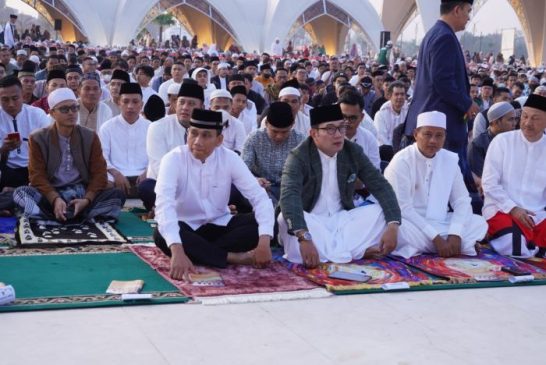Kapolda, Gubernur dan Forkopimda Jabar Bersama Ribuan Masyarakat Salat Ied 1444 H di Masjid Al Jabbar