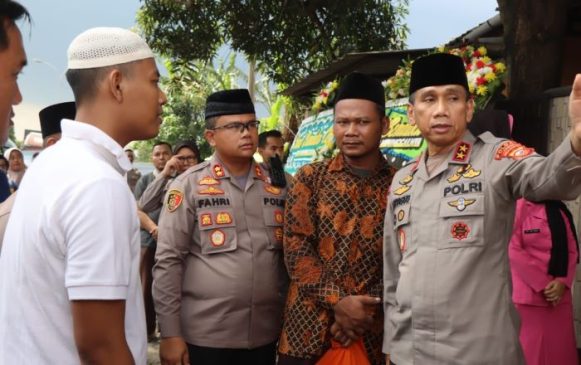 Kapolda Jabar, Takziah ke Kediaman Almarhum IPDA Tarli INS yang Meninggal Dunia Ketika Sedang Bertugas di Pos Pam Lebaran 2023