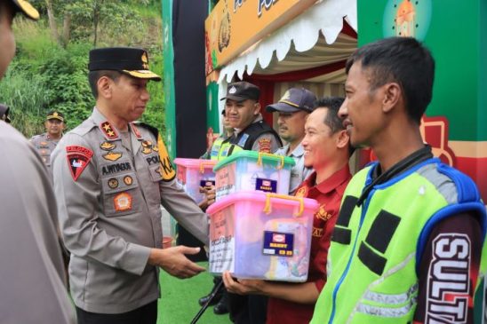 Kepedulian Kapolda Jabar Berikan Tali Asih Kepada Personel Siaga, Saat Cek Pos Terpadu Letter U Gentong