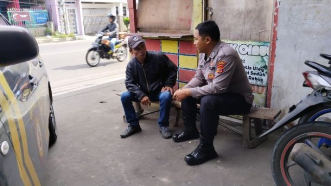 Pantau Situasi, Unit Patroli Polisi Kunjungi Juru Parkir Mini Market