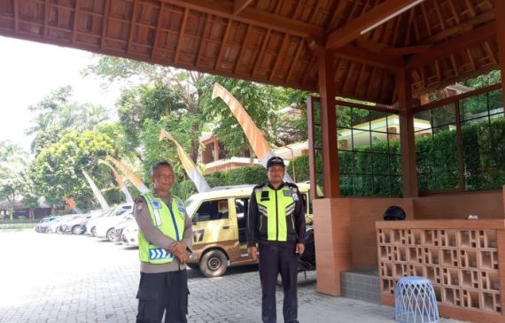 Pastikan Pengunjung Aman Polisi Monitoring ke Objek Wisata di Karawang
