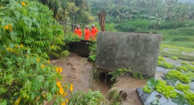 Pengecekan Debit Air Sungai Wilayah Lembang oleh Sat Brimob Polda Jabar Antisipasi Banjir Bandang