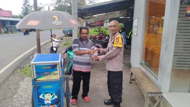 Polisi Bagikan Takjil ke Pengguna Jalan di Wilayah Kabupaten Ciamis
