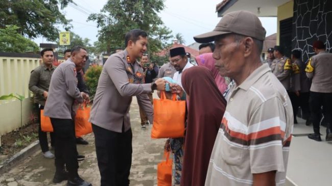 Polisi Berbagi Kepada Warga Kurang Mampu, Wujud Program Ramadhan Barokah