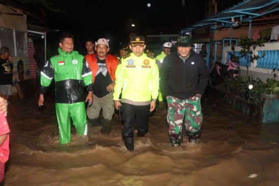 Polisi Bersama Forkopimda Evakuasi Warga yang Terjebak Banjir di Cirebon Kota