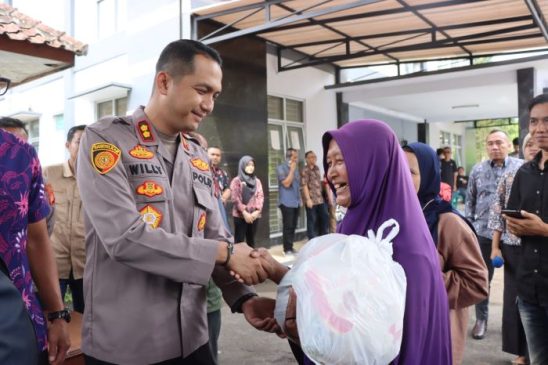 Polisi Monitoring Operasi Pasar Murah Bersubsidi di Kabupaten Kuningan Tahun 2023