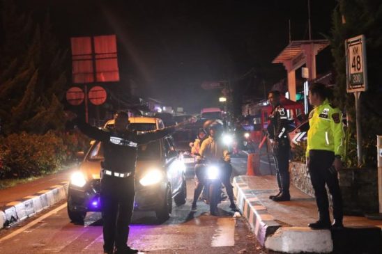 Polisi Terus Lakukan Pengaturan Arus Lalin di Kawasan Puncak yang Terpantau Cukup Padat Hingga Minggu Malam