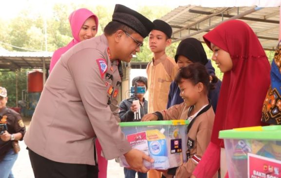 Sambut Idul Fitri 1444 H, Polisi Santuni Anak Yatim di Indramayu