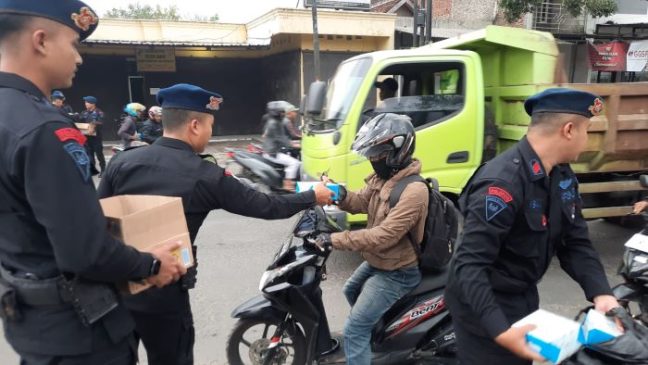 Sat Brimob Polda Jabar Bagikan Takjil untuk Masyarakat yang Melintas di Depan Mako