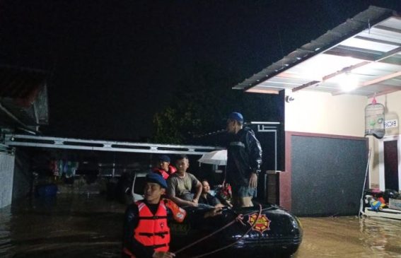 Sat Brimob Polda Jabar Laksanakan Evakuasi Masyarajat Terdampak Banjir di Desa Dawuan Cirebon