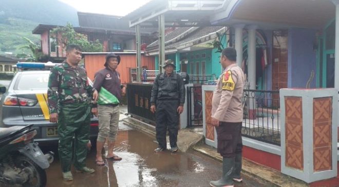 Sebanyak 6 Rumah Terendam Banjir, Polsek Cikajang Polisi Cek TKP