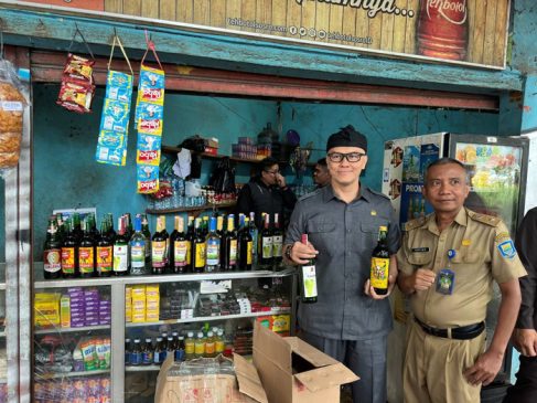 Wakil Ketua DPRD Kota Bandung, Edwin Senjaya Razia Toko Penjual Miras Ilegal