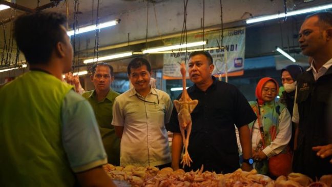 Dir Reskrimsus Polda Jabar Bersama Satgas Pangan Cek Harga Pangan dan Sembako di Pasar Kota Bandung Pasca Lebaran