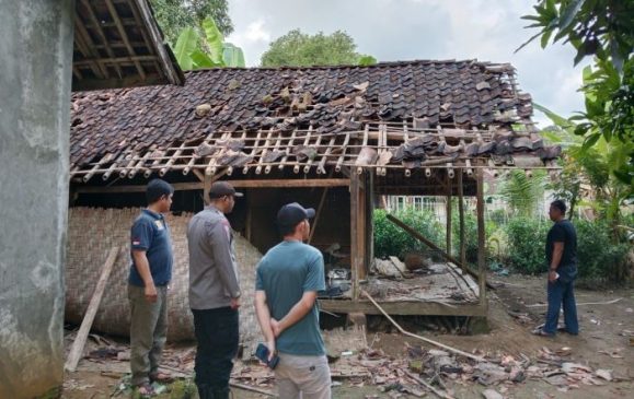 Dituduh Dukun Santet, Pasangan Suami Istri Diamankan Polisi Dari Amukan Massa