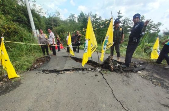 Hujan Deras Akibatkan Jembatan Penguhubung Dua Desa di Sukamakmur Bogor Alami Kerusakan