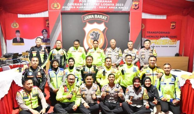 Kapolda Jabar Pantau Kondisi Arus Lalin dan Personel yang Bertugas Pada Akhir Ops Ketupat Lodaya 2023 di Pos Pam KM 62 B