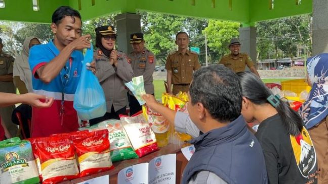 Masyarakat Serbu Bazar Murah yang Digelar Polisi dan DKUPP di Alun-Alun Kecamatan Jalancagak