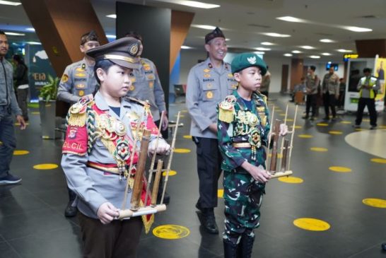Penyambutan Arus Balik Penumpang Pesawat oleh TNI Polri di Bandara Husein Sastranegara