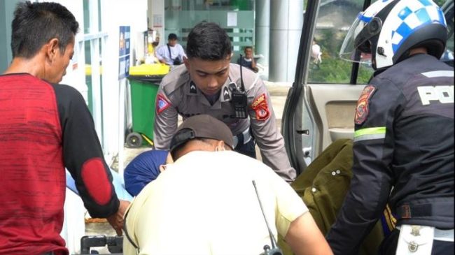 Polisi Bantu Ambulans Bawa Warga Sakit Terjebak ‘One Way’ Jalur Puncak