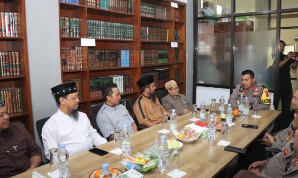 Polisi Bersilahturahmi dengan Tokoh Lembaga, Sekolah, dan Pontren di Cirebon Kota