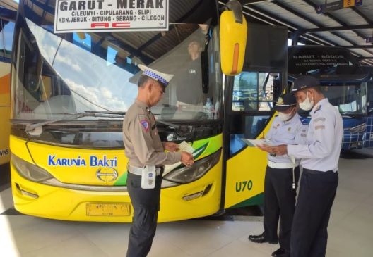 Polisi Cek Kelayakan Bus Angkutan Umum di Terminal Guntur Garut