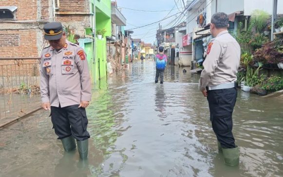 Polisi Cek Lokasi Banjir di Desa Dayeuhkolot