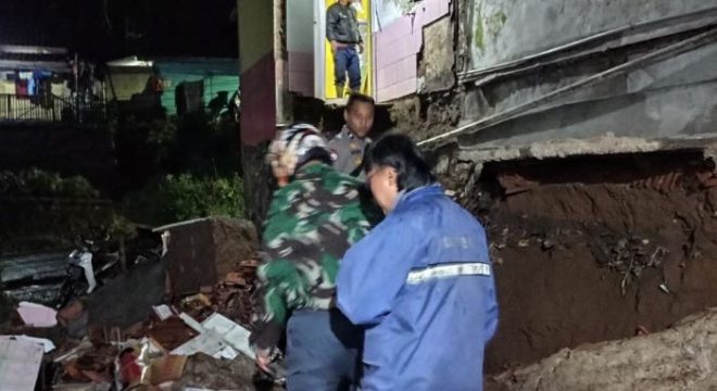 Polisi Cek TKP Bangunan Sekolah yang Roboh di Garut