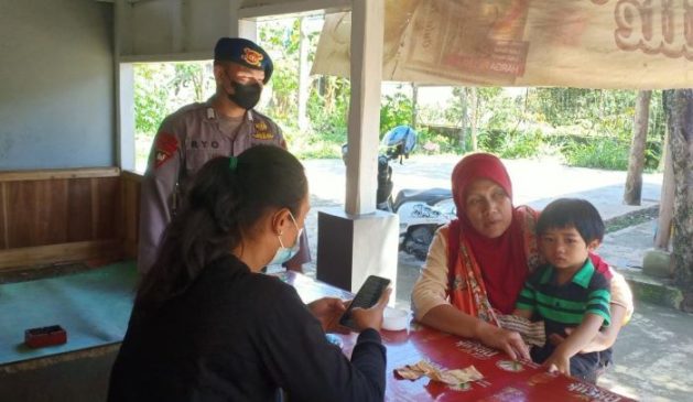 Sat Brimob Polda Jabar Laksanakan Patroli Keamanan Jalan Kaki untuk Masyarakat