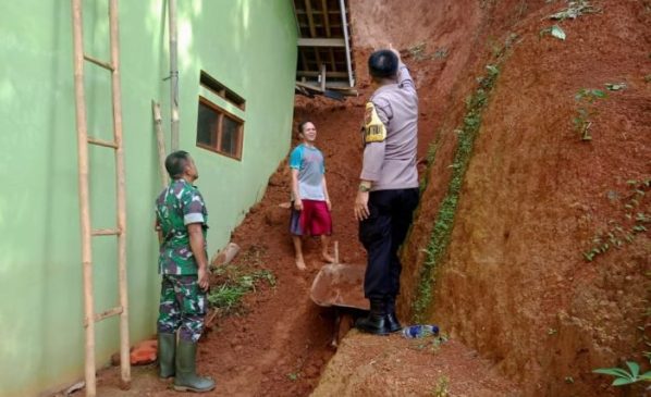 Soliditas TNI-Polri, Bhabinkamtibmas dan Babinsa Datangi TKP Longsor di Desa Sukamulya