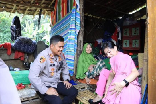 Suasana Haru, Keluarga Penjual Gorengan Dapat Bantuan Rutilahu dari Kapolres Sukabumi