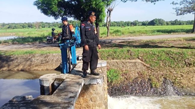 Tim SAR Sat Brimob Polda Jabar Cek Pintu Saluran Air di Cirebon