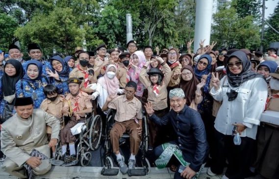 Wagub Jabar Berikan Penghargaan Kepada Guru dan Kepala Sekolah Berprestasi