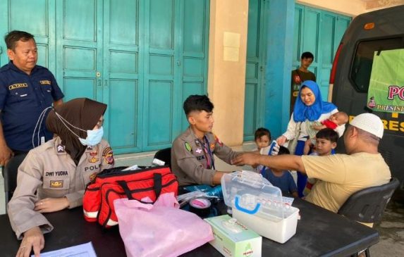 Wujud Pengabdian Tiada Henti, Polisi Blusukan Lakukan Pemeriksaan Kesehatan Gratis di Majalengka