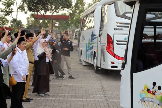 Anggota DPRD Kota Bandung Salmiah Rambe Lepas Keberangkatan Rombongan Calon Peserta Haji Kloter 16 di Mapolda Jabar