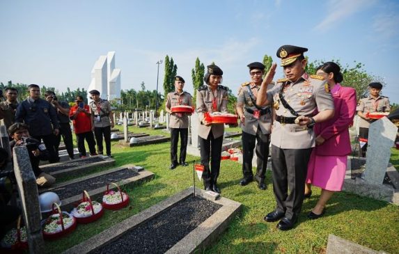 Jelang HUT ke-77 Bhayangkara, Kapolri dan Jajaran Ziarah ke TMP Kalibata