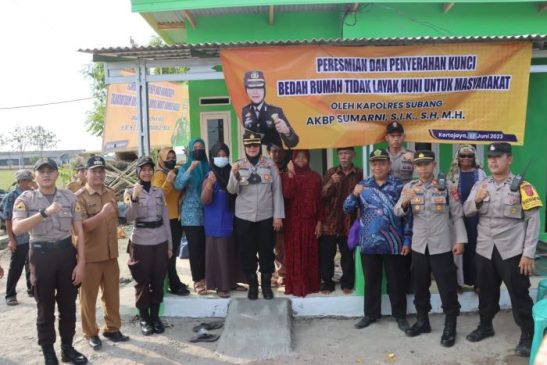Kapolres Subang Serahkan Kunci Rumah Layak Huni Kepada Caswan