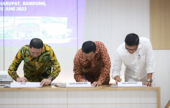 Kementerian PUPR Serah Terima Pengelolaan Stadion GBLA dan Sidolig Kepada Pemkot Bandung