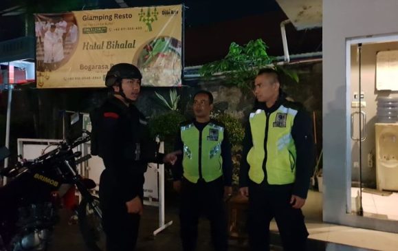 Patroli Sambang Kamtibmas Sat Brimob Polda Jabar Sasar Tempat Wisata Cipanas