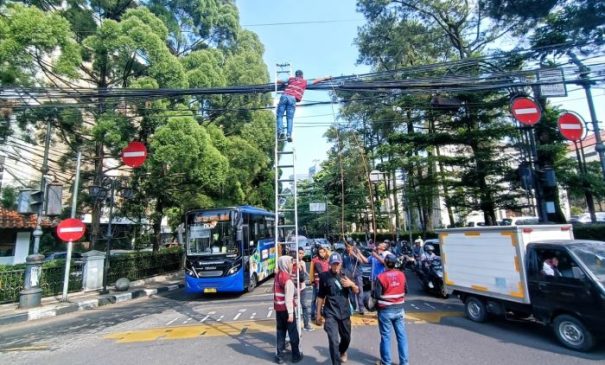 Pemkot Bandung Bersama Apjatel Tertibkan Puluhan Kilometer Kabel Udara
