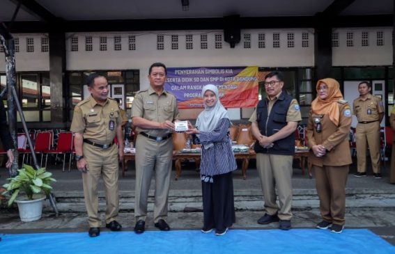 Pemkot Bandung Serahkan 4.464 KIA Kepada Peserta Didik Melalui Program Kisanak