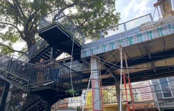 Pemkot Bandung Tertibkan Kabel Udara di Kawasan Skywalk Cihampelas