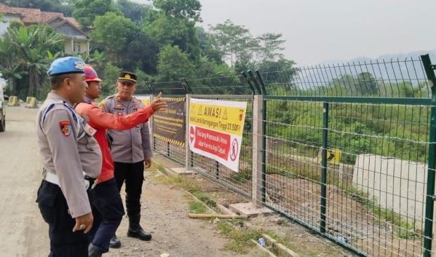 Polda Jabar Cek Pemasangan Rambu, Poster dan Spanduk Terkait Dilaksanakannya Test Commisioning Proyek KCJB