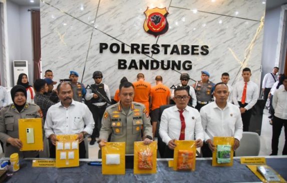 Polisi Tangkap Pasutri di Bandung Lantaran Kendalikan Peredaran Sabu