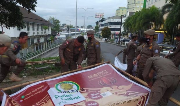 Tim Gabungan Pemkot Bandung Tertibkan Sejumlah Reklame Ilegal