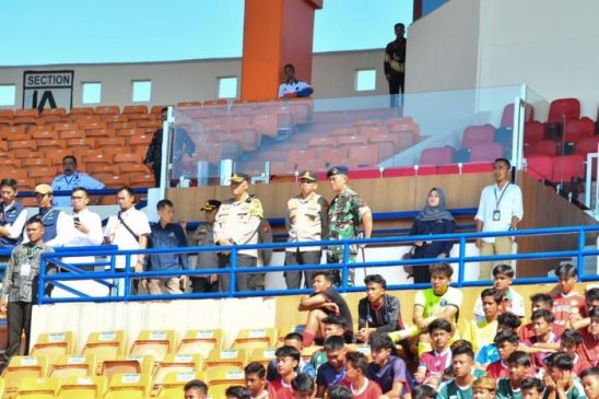 Kapolda Jabar Dampingi Presiden Cek Kesiapan dan Kelayakan Stadion Si Jalak Harupat Dalam Rangka Seleksi Timnas U-17